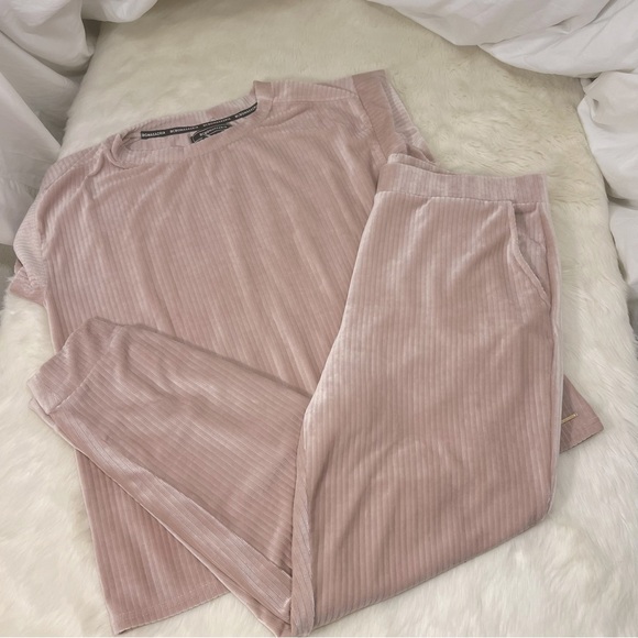 BCBGMaxAzria Pants - BCBGMAXAZRIA blush pink velour pant and top set with joggers